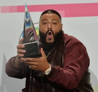 Themen der Woche Bilder des Tages DJ Khaled appears backstage for his win of Best Rap Hip Hop Song at the annual American Music Awards held at Microsoft Theater in Los Angeles, on November 19, 2017.  LAP20171119995 JIMxRUYMEN