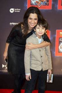 Rabeah Rahimi mit Begleitung bei der Premiere der Kindershow Spiel mit der Zeit im Friedrichstadt-Palast. Berlin, 19.11.2017