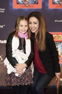 Anastasia Zampounidis mit Nichte Tessa bei der Premiere der Kindershow Spiel mit der Zeit im Friedrichstadt-Palast. Berlin, 19.11.2017
