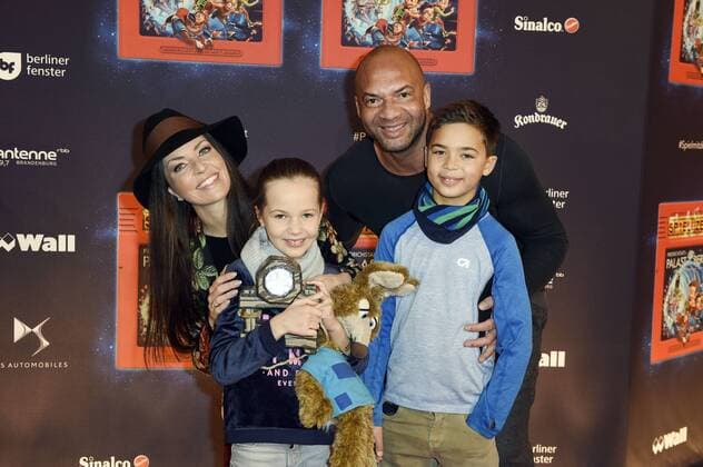 Kate Hall und Ehemann Detlef Soost mit Kindern Ayana Haley Hall Soost und Carlos Detlef Akwasi bei der Premiere der Kindershow Spiel mit der Zeit im Friedrichstadt-Palast. Berlin, 19.11.2017