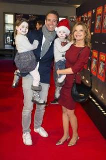 Peter Imhof mit Ehefrau Eva Imhof und den Kindern Lilly und Luisa bei der Premiere der Kindershow Spiel mit der Zeit im Friedrichstadt-Palast. Berlin, 19.11.2017