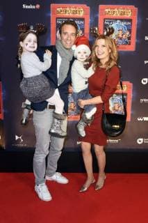 Peter Imhof mit Ehefrau Eva Imhof und den Kindern Lilly und Luisa bei der Premiere der Kindershow Spiel mit der Zeit im Friedrichstadt-Palast. Berlin, 19.11.2017