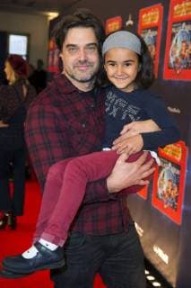Raphael Vogt mit Patenkind Kaya bei der Premiere der Kindershow Spiel mit der Zeit im Friedrichstadt-Palast. Berlin, 19.11.2017