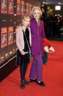 Isa Gräfin von Hardenberg mit Enkelin Lara bei der Premiere der Kindershow Spiel mit der Zeit im Friedrichstadt-Palast. Berlin, 19.11.2017