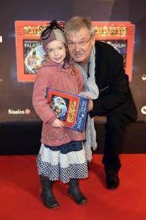 Wolfgang Winkler mit Enkelin Leandra bei der Premiere der Kindershow Spiel mit der Zeit im Friedrichstadt-Palast. Berlin, 19.11.2017