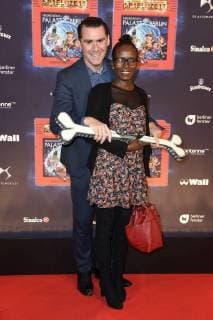Andrej Hermlin mit Ehefrau Joyce bei der Premiere der Kindershow Spiel mit der Zeit im Friedrichstadt-Palast. Berlin, 19.11.2017