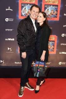 Malte Arkona mit Ehefrau Anna-Maria bei der Premiere der Kindershow Spiel mit der Zeit im Friedrichstadt-Palast. Berlin, 19.11.2017
