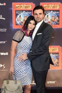 Micaela Schäfer mit Freund Felix Steiner bei der Premiere der Kindershow Spiel mit der Zeit im Friedrichstadt-Palast. Berlin, 19.11.2017