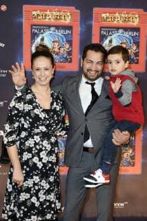 Bülent Sharif mit Ehefrau Emy und Sohn Tinucin-Khan bei der Premiere der Kindershow Spiel mit der Zeit im Friedrichstadt-Palast. Berlin, 19.11.2017