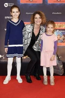 Heike Kloss mit den Kindern Marla und Olivia bei der Premiere der Kindershow Spiel mit der Zeit im Friedrichstadt-Palast. Berlin, 19.11.2017