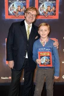 Andre Schmitz mit Belgleitung bei der Premiere der Kindershow Spiel mit der Zeit im Friedrichstadt-Palast. Berlin, 19.11.2017
