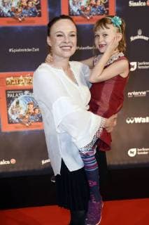 Tami Stronach mit Tochter Maya bei der Premiere der Kindershow Spiel mit der Zeit im Friedrichstadt-Palast. Berlin, 19.11.2017