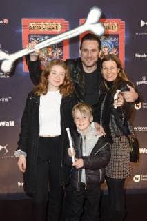 Sascha Vollmer (The BossHoss) mit Freundin Jenny und Kindern Manisha und John bei der Premiere der Kindershow Spiel mit der Zeit im Friedrichstadt-Palast. Berlin, 19.11.2017