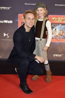 Benjamin Trinks mit Schwester Amelie bei der Premiere der Kindershow Spiel mit der Zeit im Friedrichstadt-Palast. Berlin, 19.11.2017