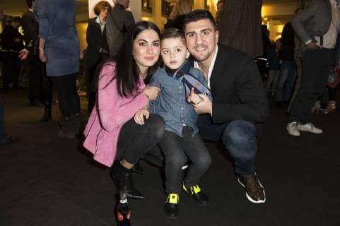 Marco Huck mit Ehefrau Amina und Sohn Kerim bei der Premiere der Kindershow Spiel mit der Zeit im Friedrichstadt-Palast. Berlin, 19.11.2017