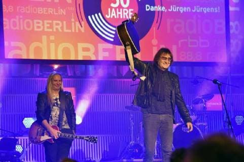 Uwe Hassbecker (Silly) und Dieter Birr (Puhdys) bei der Abschiedgala Gala 50 Jahre Hey Music - Danke, Jürgen Jürgens! im Großen Sendesaal im Haus des Rundfunks. Berlin, 19.11.2017