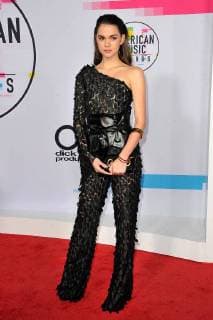 Maia Mitchell bei der Ankunft zu den American Music Awards am 19.11.2017 in Los Angeles 2017 American Music Awards in Los Angeles