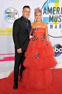 Pink und ihr Ehemann Carey Hart bei der Ankunft zu den American Music Awards am 19.11.2017 in Los Angeles 2017 American Music Awards in Los Angeles