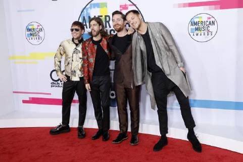 Ben McKee, Daniel Wayne Sermon, Daniel Platzman und Dan Reynolds (Imagine Dragons) bei der Verleihung der 44. American Music Awards im Microsoft Theatre. Los Angeles, 19.11.2017