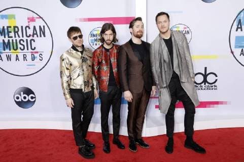 Ben McKee, Daniel Wayne Sermon, Daniel Platzman und Dan Reynolds (Imagine Dragons) bei der Verleihung der 44. American Music Awards im Microsoft Theatre. Los Angeles, 19.11.2017