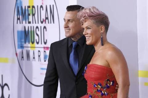 Pink mit Ehemann Carey Hart bei der Verleihung der 44. American Music Awards im Microsoft Theatre. Los Angeles, 19.11.2017