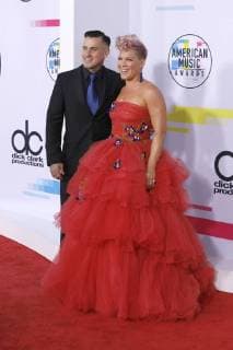 Pink mit Ehemann Carey Hart bei der Verleihung der 44. American Music Awards im Microsoft Theatre. Los Angeles, 19.11.2017