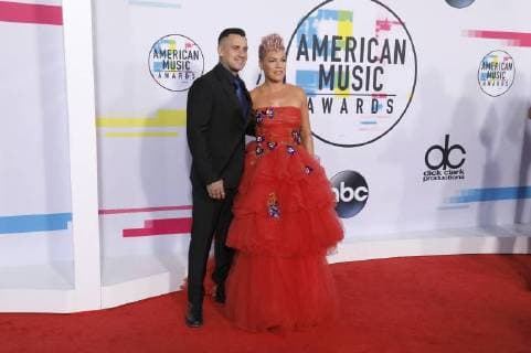 Pink mit Ehemann Carey Hart bei der Verleihung der 44. American Music Awards im Microsoft Theatre. Los Angeles, 19.11.2017