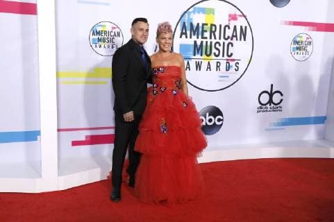 Pink mit Ehemann Carey Hart bei der Verleihung der 44. American Music Awards im Microsoft Theatre. Los Angeles, 19.11.2017
