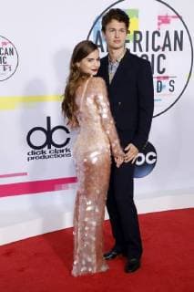 Ansel Elgort mit Freundin Violetta Komyshan bei der Verleihung der 44. American Music Awards im Microsoft Theatre. Los Angeles, 19.11.2017