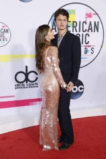 Ansel Elgort mit Freundin Violetta Komyshan bei der Verleihung der 44. American Music Awards im Microsoft Theatre. Los Angeles, 19.11.2017
