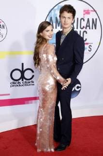 Ansel Elgort mit Freundin Violetta Komyshan bei der Verleihung der 44. American Music Awards im Microsoft Theatre. Los Angeles, 19.11.2017