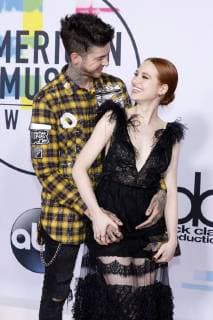 Travis Mills und Madelaine Petsch bei der Verleihung der 44. American Music Awards im Microsoft Theatre. Los Angeles, 19.11.2017