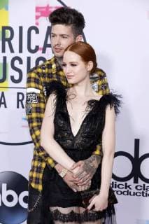 Travis Mills und Madelaine Petsch bei der Verleihung der 44. American Music Awards im Microsoft Theatre. Los Angeles, 19.11.2017