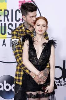 Travis Mills und Madelaine Petsch bei der Verleihung der 44. American Music Awards im Microsoft Theatre. Los Angeles, 19.11.2017