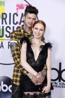 Travis Mills und Madelaine Petsch bei der Verleihung der 44. American Music Awards im Microsoft Theatre. Los Angeles, 19.11.2017