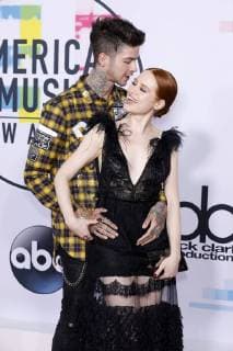 Travis Mills und Madelaine Petsch bei der Verleihung der 44. American Music Awards im Microsoft Theatre. Los Angeles, 19.11.2017