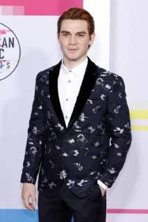 K.J. Apa bei der Verleihung der 44. American Music Awards im Microsoft Theatre. Los Angeles, 19.11.2017