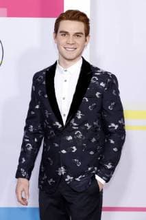 K.J. Apa bei der Verleihung der 44. American Music Awards im Microsoft Theatre. Los Angeles, 19.11.2017