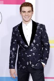 K.J. Apa bei der Verleihung der 44. American Music Awards im Microsoft Theatre. Los Angeles, 19.11.2017