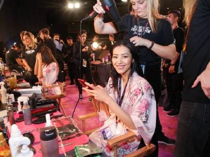 (171120) -- SHANGHAI, Nov. 20, 2017 -- Chinese model Liu Wen prepares backstage before the 2017 Victoria s Secret Fashion Show in Shanghai, east China, Nov. 20, 2017. ) (dhf) CHINA-SHANGHAI-VICTORIA S SECRET-FASHION SHOW (CN) DingxTing 