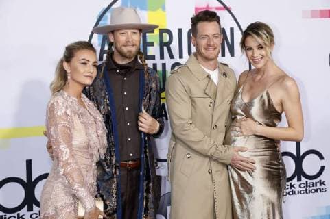 Hayley Stommel, Tyler Hubbard, Brian Kelley und Brittney Marie Cole bei der Verleihung der 44. American Music Awards im Microsoft Theatre. Los Angeles, 19.11.2017