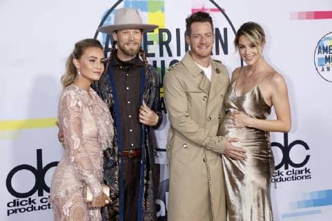 Hayley Stommel, Tyler Hubbard, Brian Kelley und Brittney Marie Cole bei der Verleihung der 44. American Music Awards im Microsoft Theatre. Los Angeles, 19.11.2017