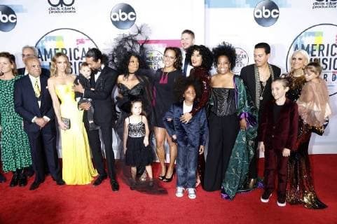 Diana Ross mit Belgeitung bei der Verleihung der 44. American Music Awards im Microsoft Theatre. Los Angeles, 19.11.2017