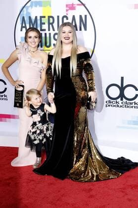 Kelly Clarkson mit Töchtern Savannah und River Rose bei der Verleihung der 44. American Music Awards im Microsoft Theatre. Los Angeles, 19.11.2017