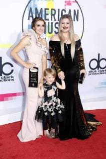 Kelly Clarkson mit Töchtern Savannah und River Rose bei der Verleihung der 44. American Music Awards im Microsoft Theatre. Los Angeles, 19.11.2017