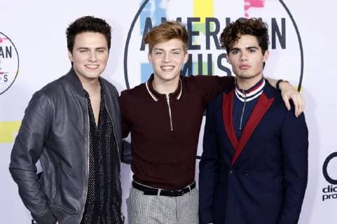 Liam Attridge, Ricky Garcia und Emery Kelly (Forever in Your Mind)bei der Verleihung der 44. American Music Awards im Microsoft Theatre. Los Angeles, 19.11.2017
