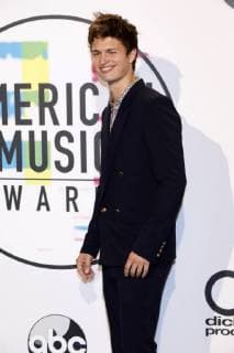 Ansel Elgort bei der Verleihung der 44. American Music Awards im Microsoft Theatre. Los Angeles, 19.11.2017
