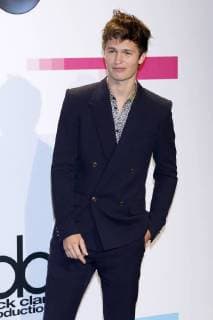 Ansel Elgort bei der Verleihung der 44. American Music Awards im Microsoft Theatre. Los Angeles, 19.11.2017