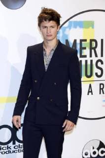 Ansel Elgort bei der Verleihung der 44. American Music Awards im Microsoft Theatre. Los Angeles, 19.11.2017