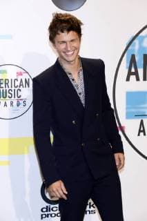 Ansel Elgort bei der Verleihung der 44. American Music Awards im Microsoft Theatre. Los Angeles, 19.11.2017